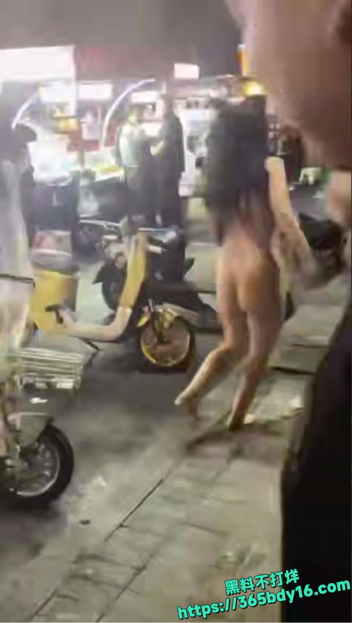 喝醉女孩当街裸奔引围观混乱5.