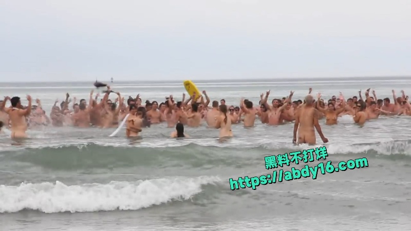 邦迪海滩集体脱光下海裸泳 7