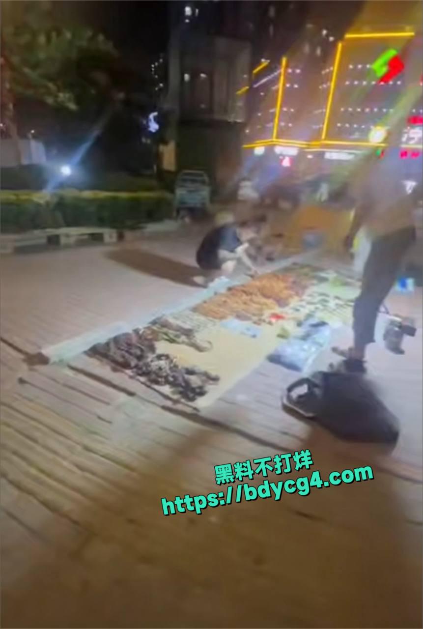青岛黄岛一男子裸体躺地板上4