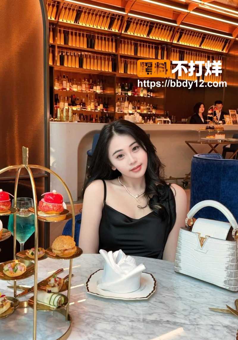 高颜值巨乳服装店老板娘08