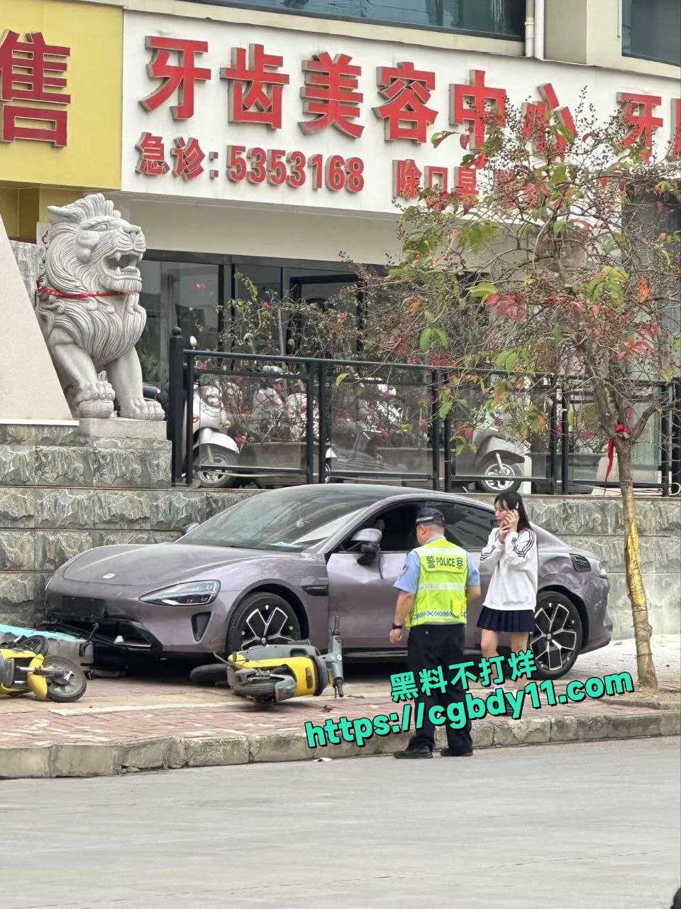 女司机技术真差，可惜了小米su74.jpg