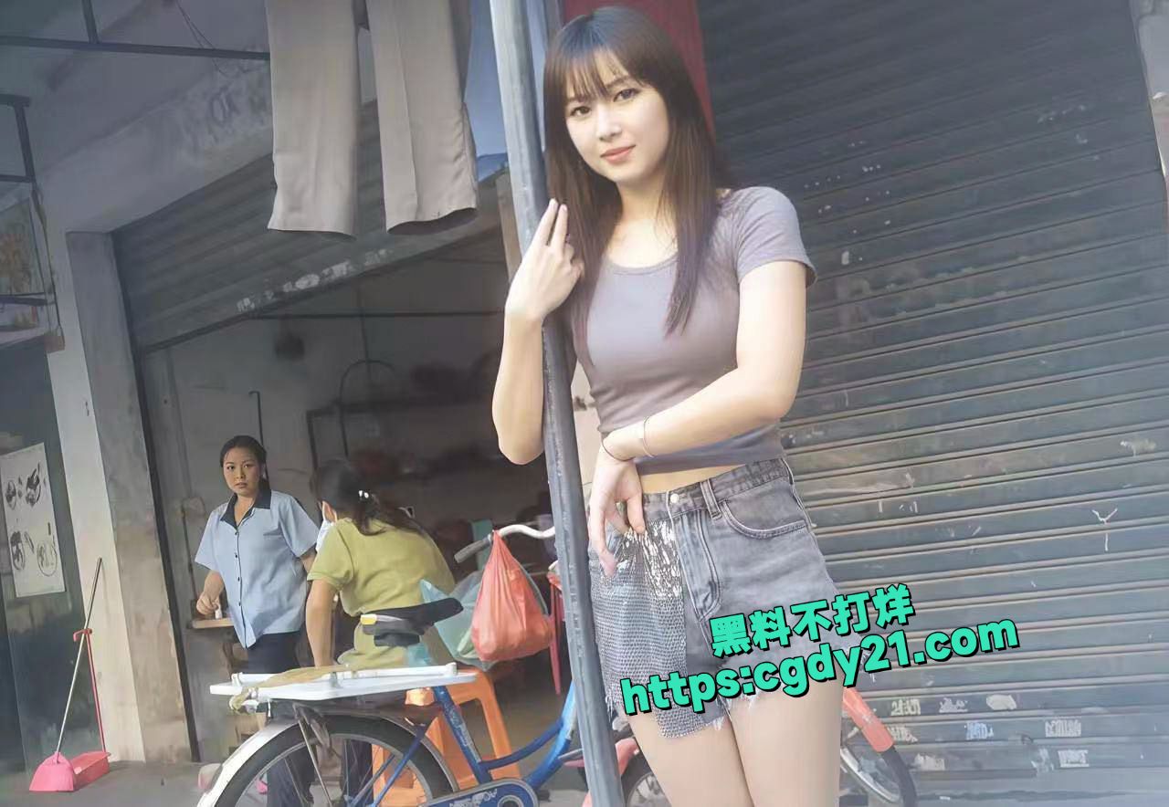 淳朴的乡村气息又出现了 五彩斑斓的鸡2
