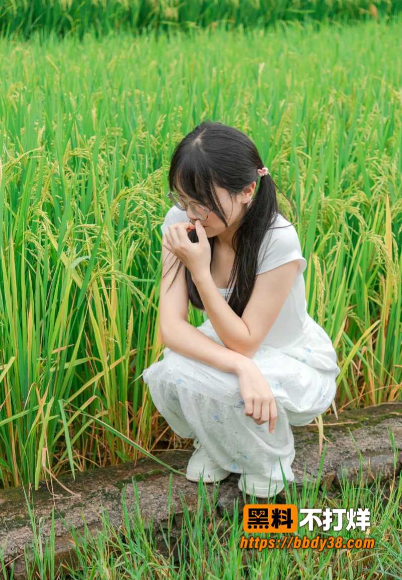 清纯眼镜口罩妹白丝吊带裙4