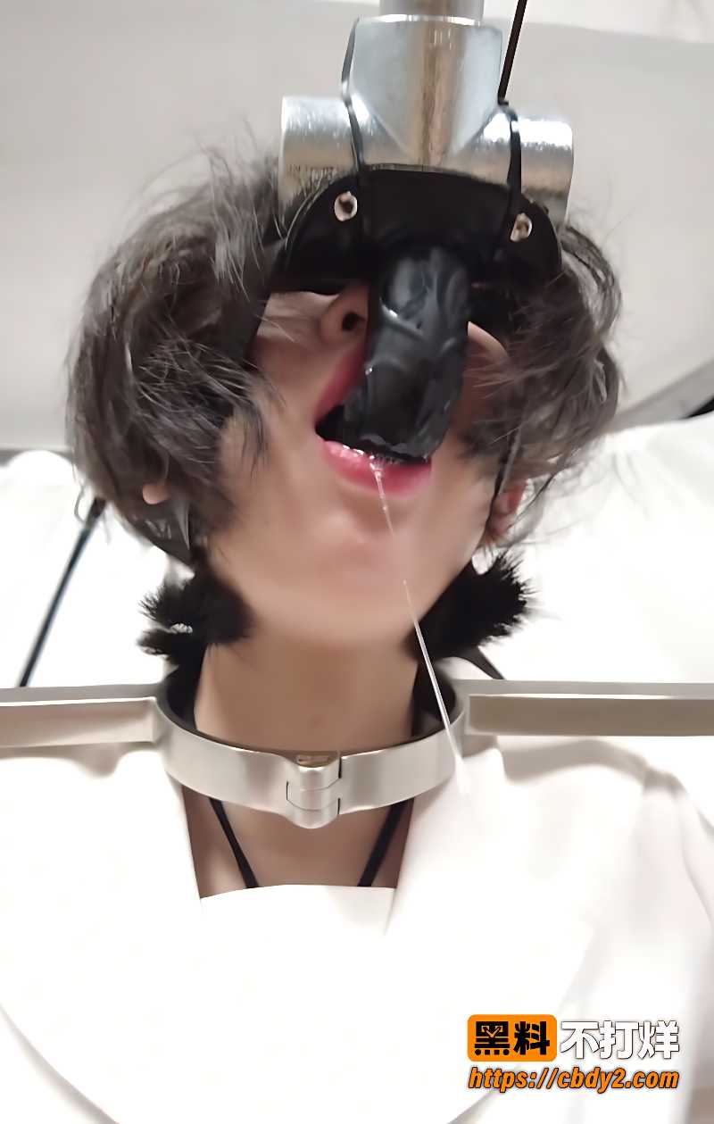 JK妹子被固定在支架上嘴里塞着开口塞8