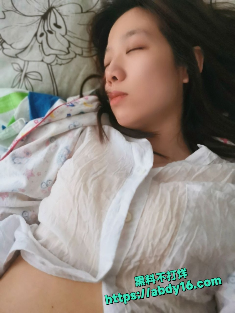 琳琳跪地被男友夹头猛烈口交 6