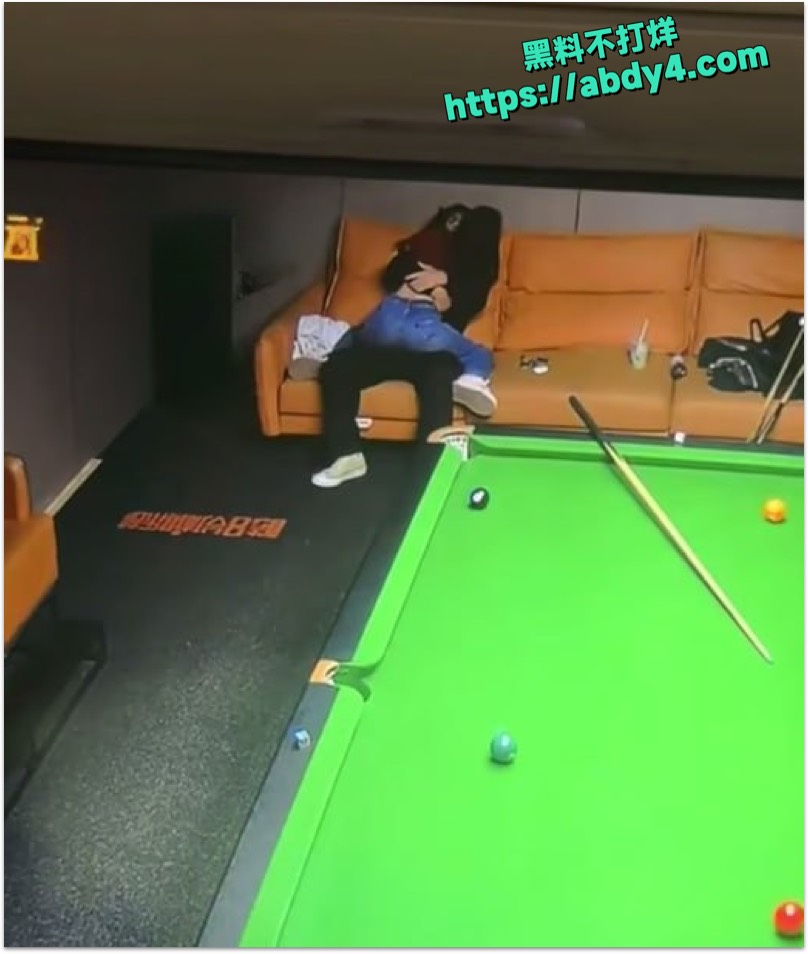 台球厅精神小伙暧昧监控视频 3