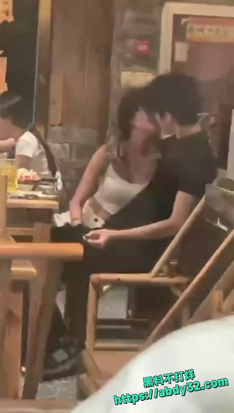 眼镜妹手摸鸡巴视频1