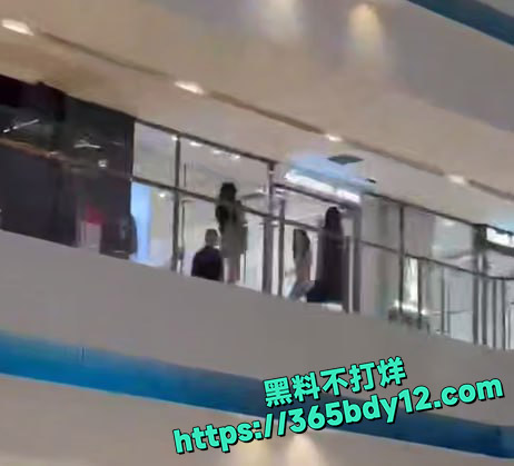 抖音热瓜苏州女子商场裸奔 9