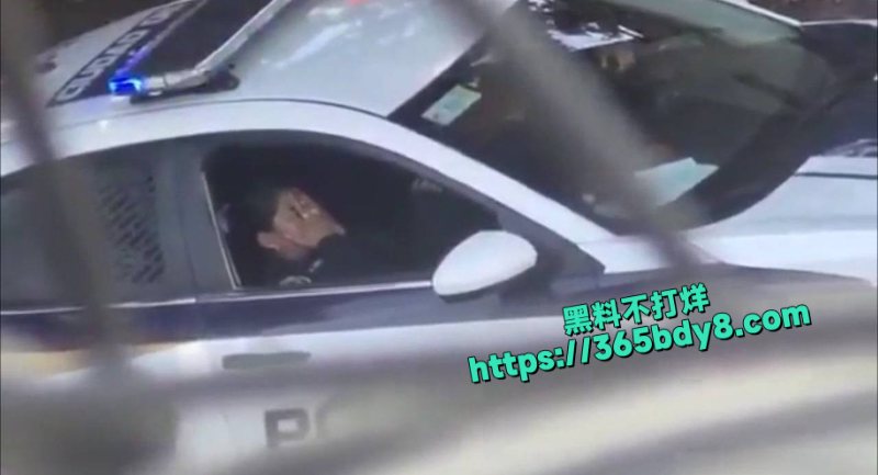 墨西哥警察上班扣同事2