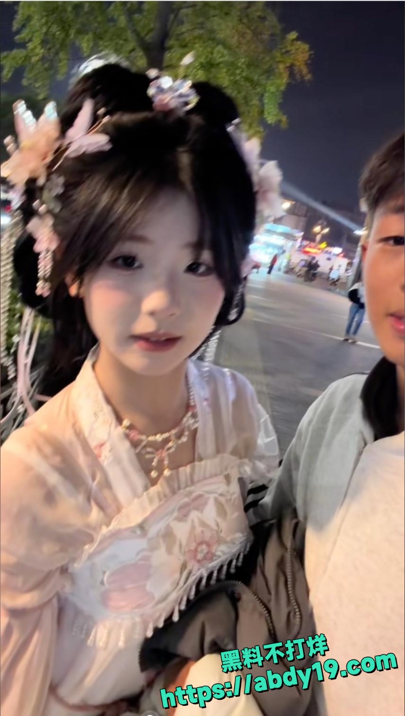 女大学生给金主口交视频 1