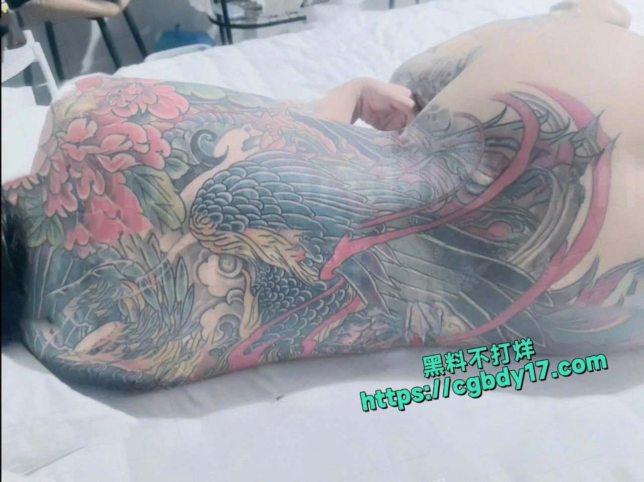 性感纹身女 无意识随意摆玩操菊花导尿插肛屎都粘出来1