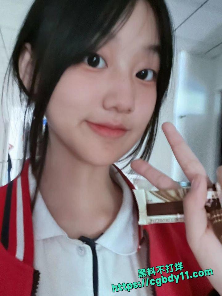 河北张家口学生妹王若玮漏奶自拍3