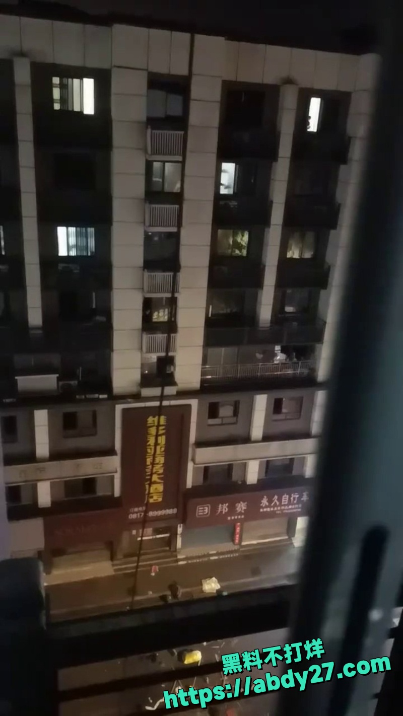 夫妻争吵男子情绪失控抛物2