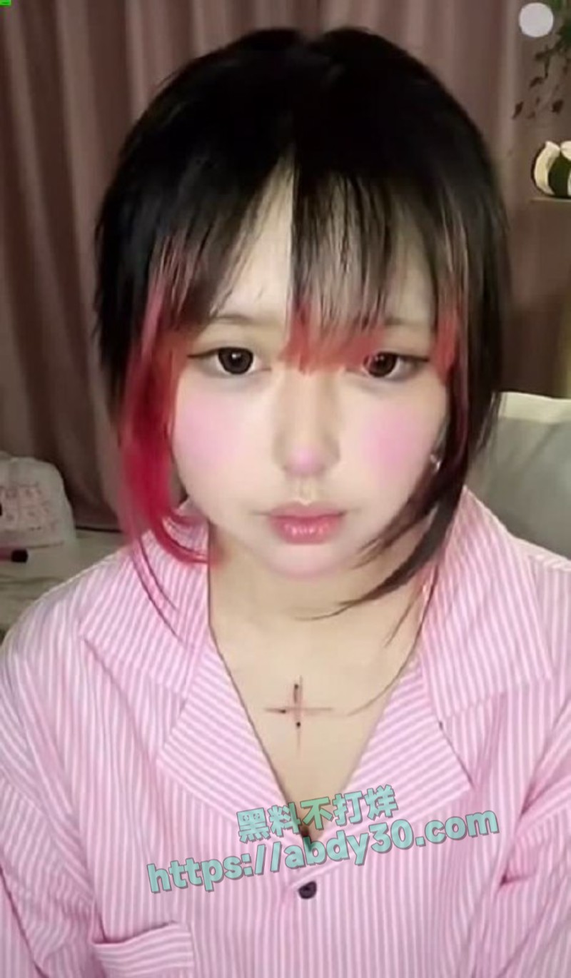抖音地雷系博主吉他张与小帕15
