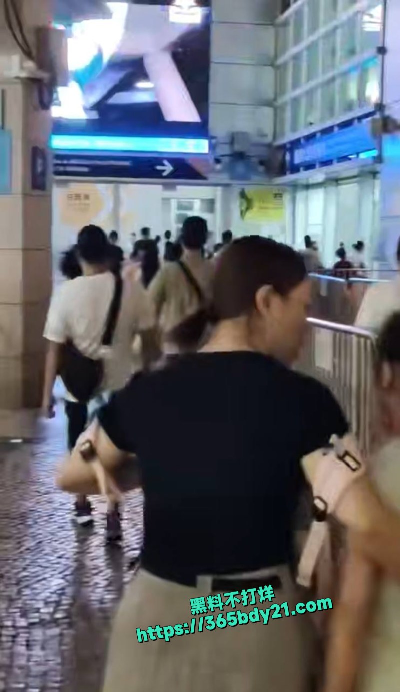 海关口岸女子一丝不挂大厅狂奔 2