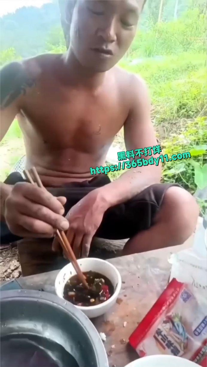 贵州人吃活老鼠1