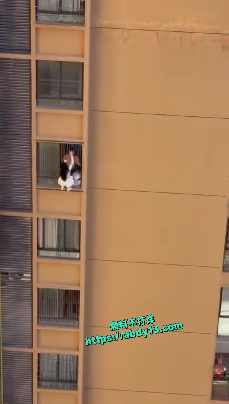 女子高楼翻窗逃跑 7