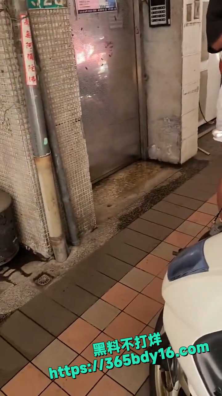 拉了屎不跑远点 4