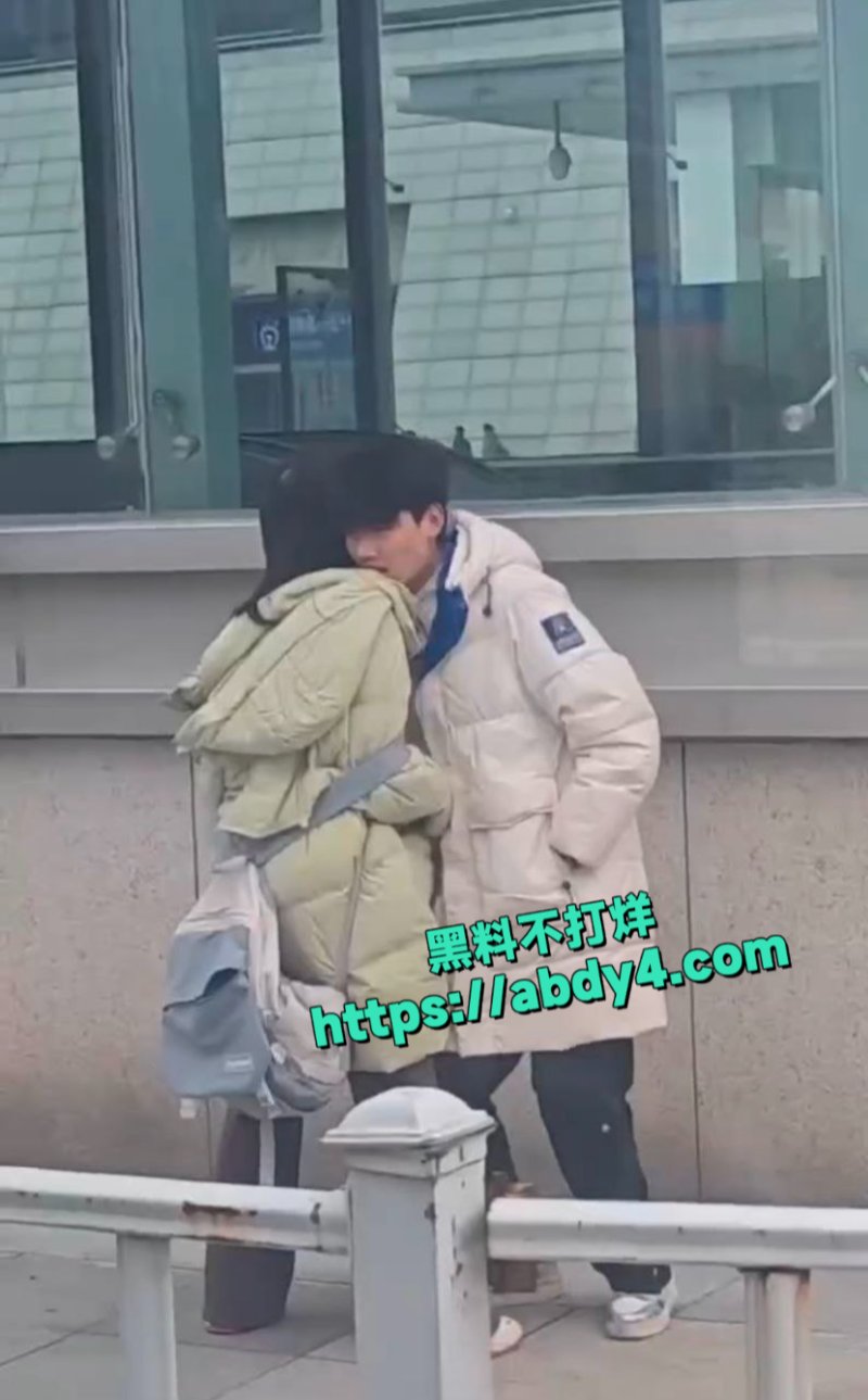 小情侣分别之际大庭广众开始抠起来6