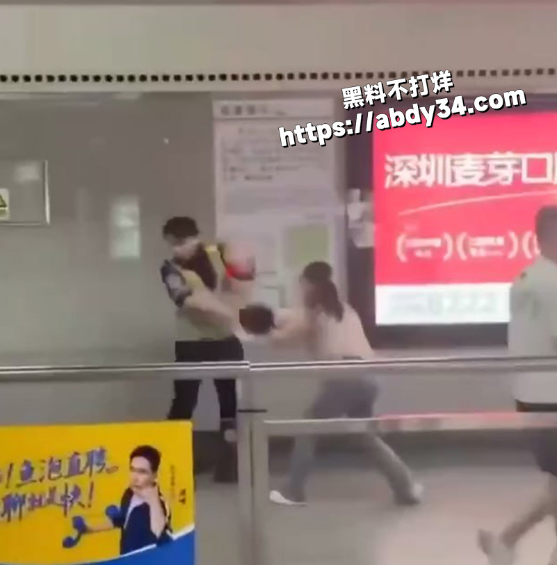 深圳地铁站惊现女号路怒症.jpg2