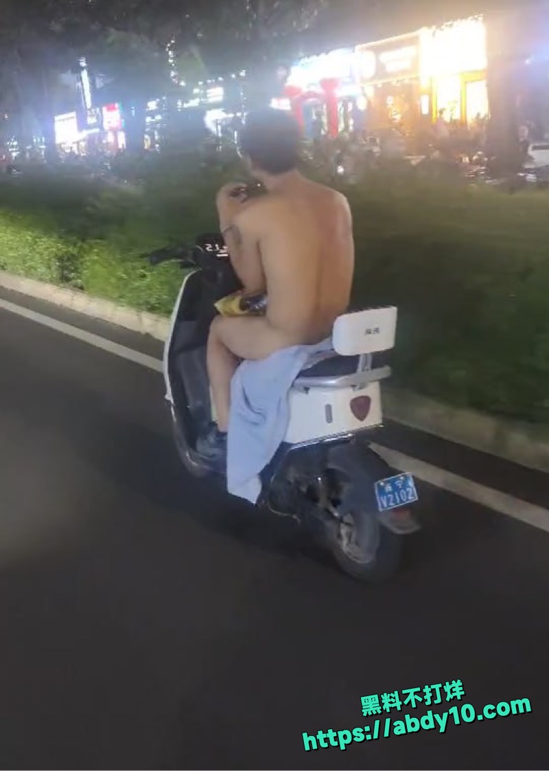 南宁仙湖大道惊现骑电动车裸体男 4