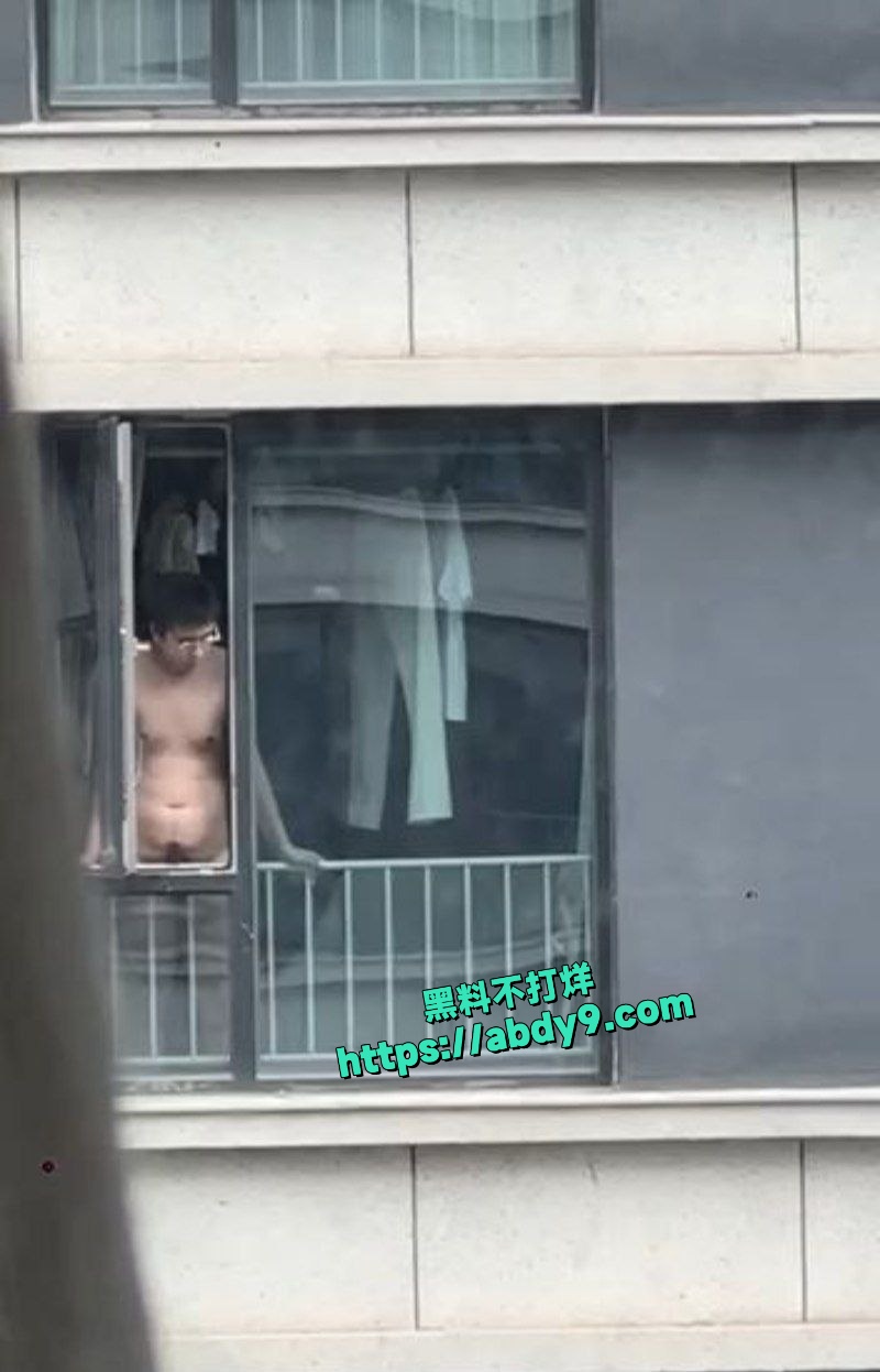 裸体眼镜哥窗户意淫街头美女打飞机 6