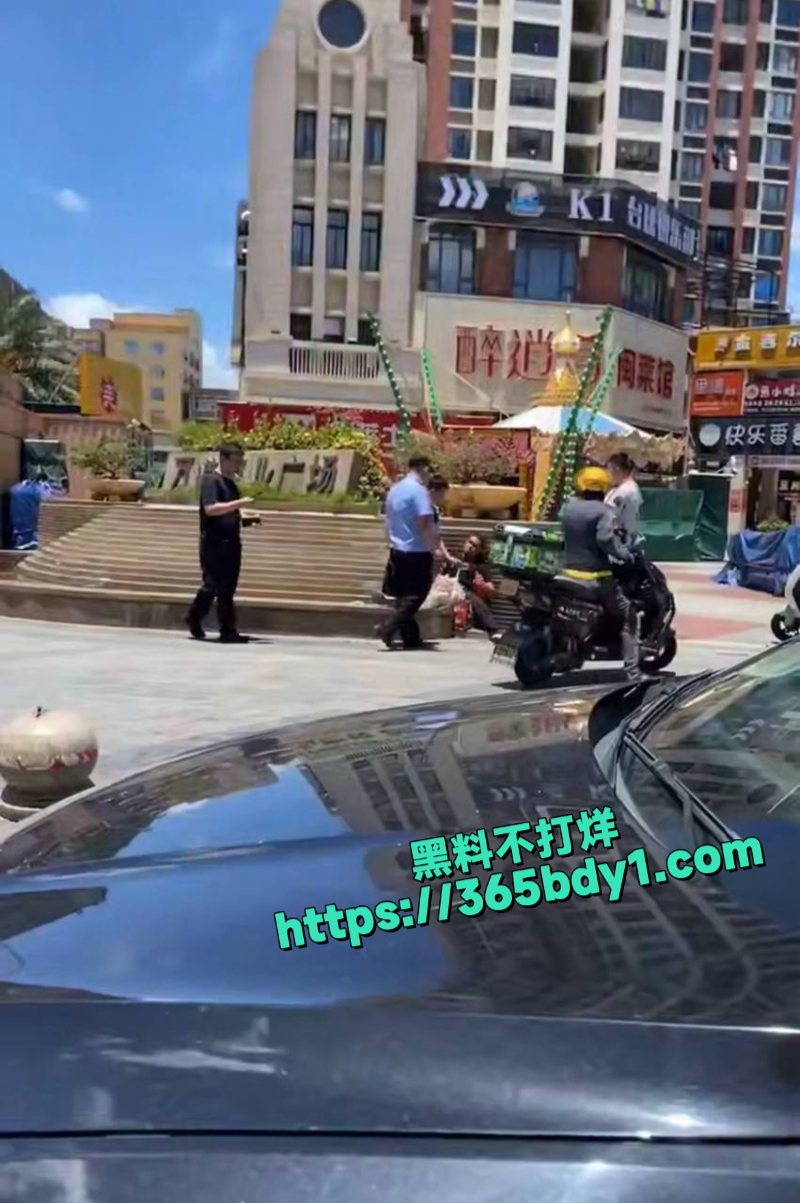 福建泉州惠安一男子当街轻生现场2
