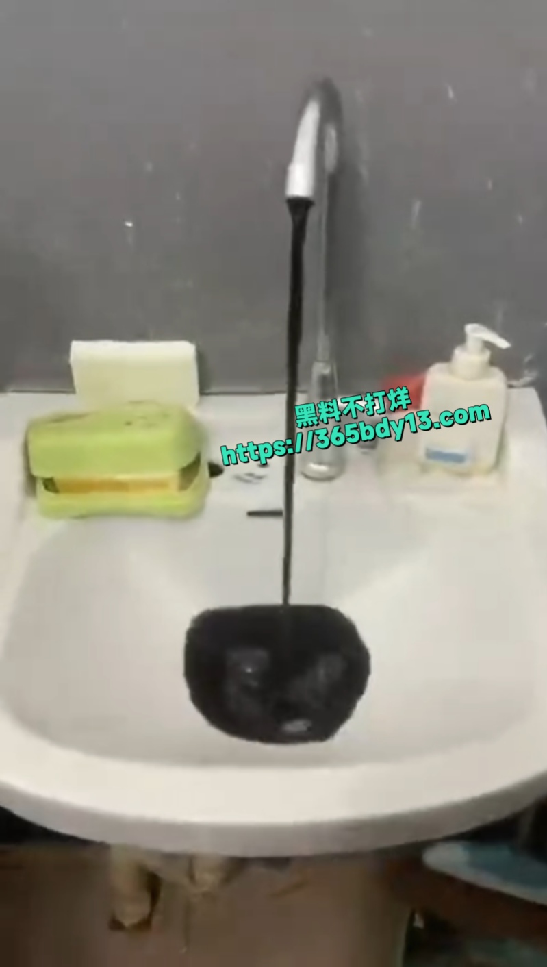 沈阳师范大学东区生活区的水管爆出不明黑色液体5