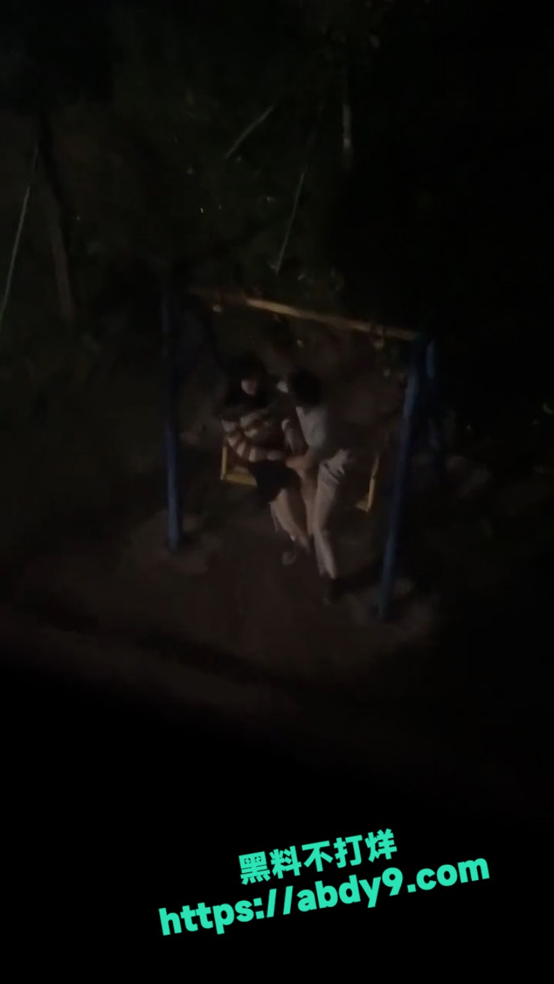 小情侣半夜在学校角落幽会 1