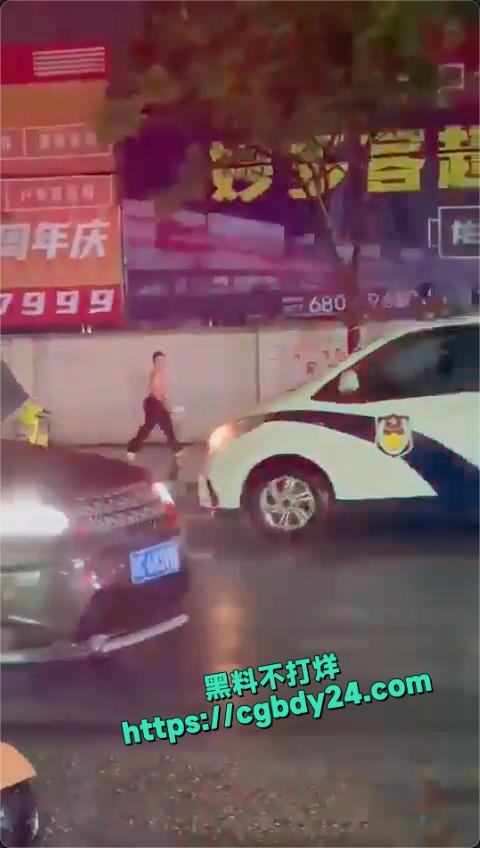 昨晚广西柳州男子当街持刀砍1