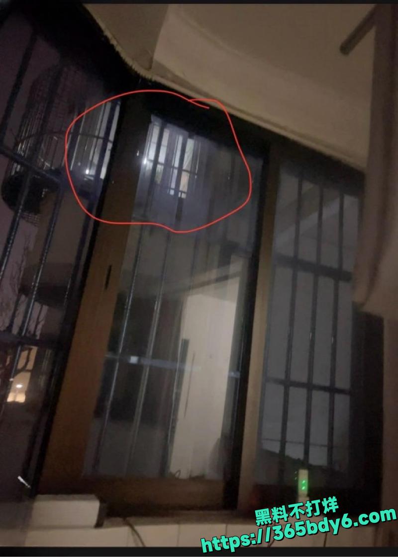 海角社区少妇邻居阳台被狂操1