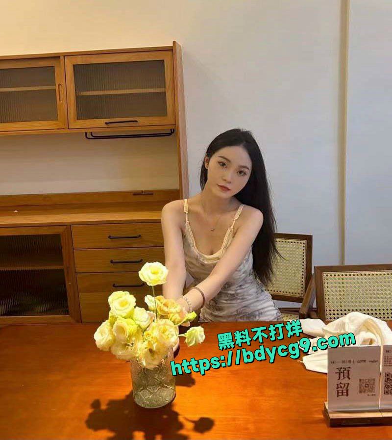 上海高颜值幼师刘雨菲被炮友调教成精盆马桶3