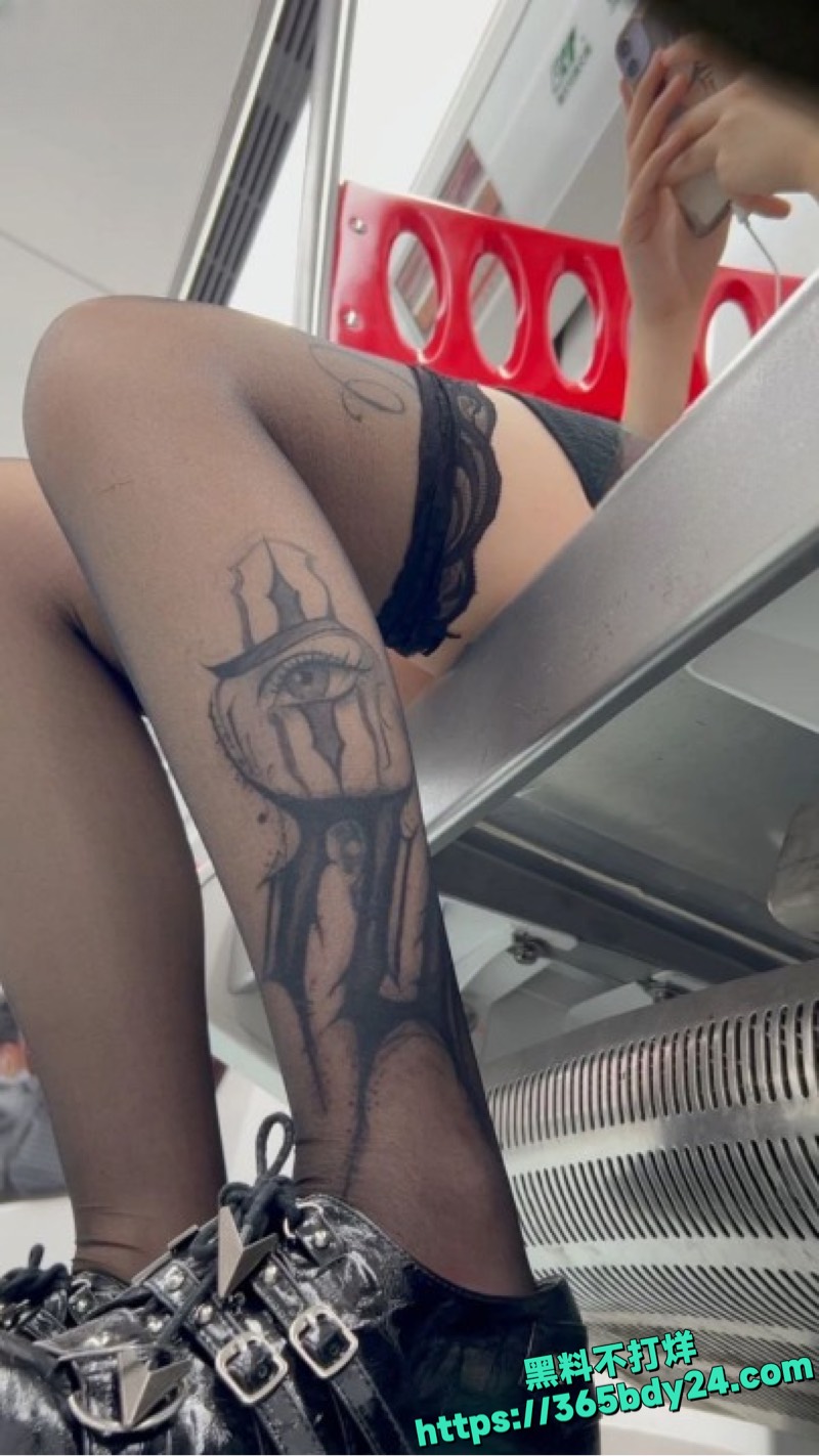 纹身精神小妹抄底偷拍曝光7