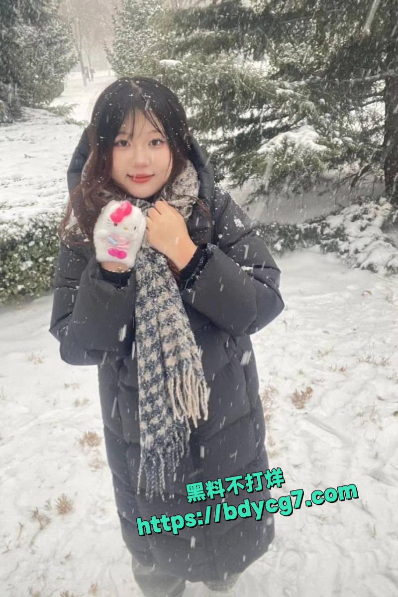 广西民族师范学院张文莹在宿舍里面自拍给黄毛看被流出3