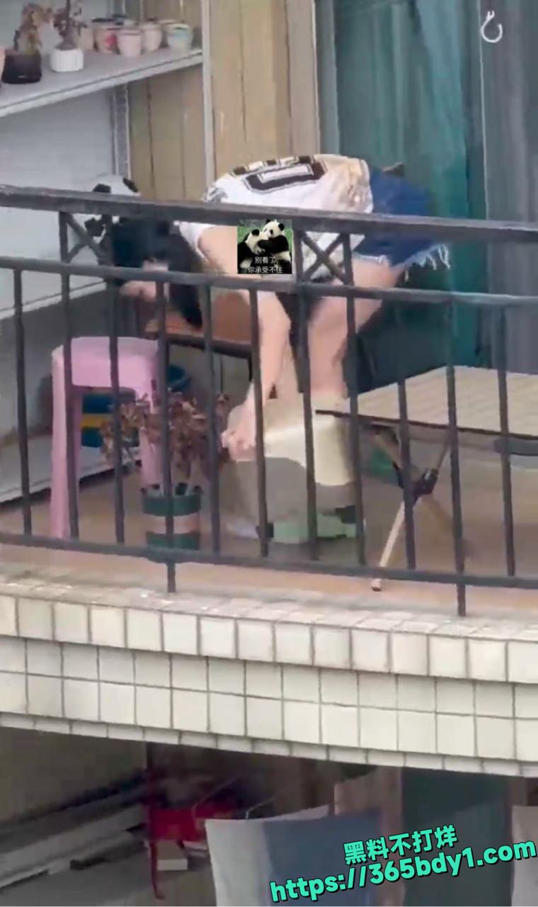 母狗在家不穿内衣被对面老王偷拍5