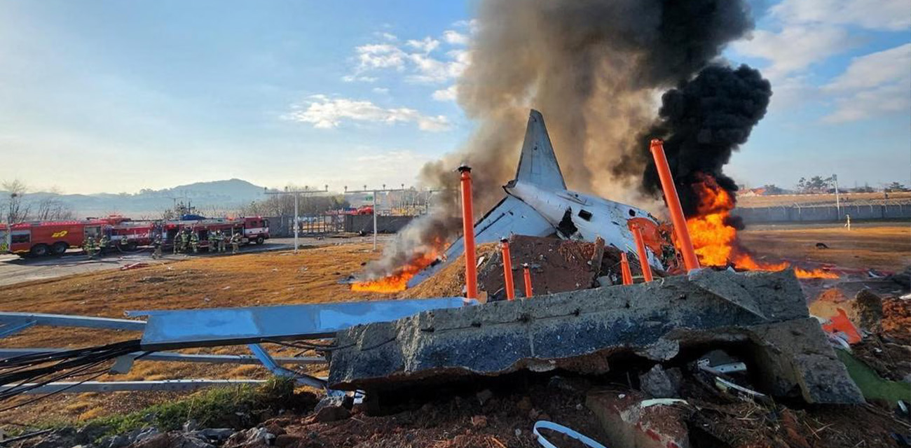 12月29日突发韩国空难多角度现场视频 飞机冲到跑道末端撞毁爆炸升起滚滚黑烟