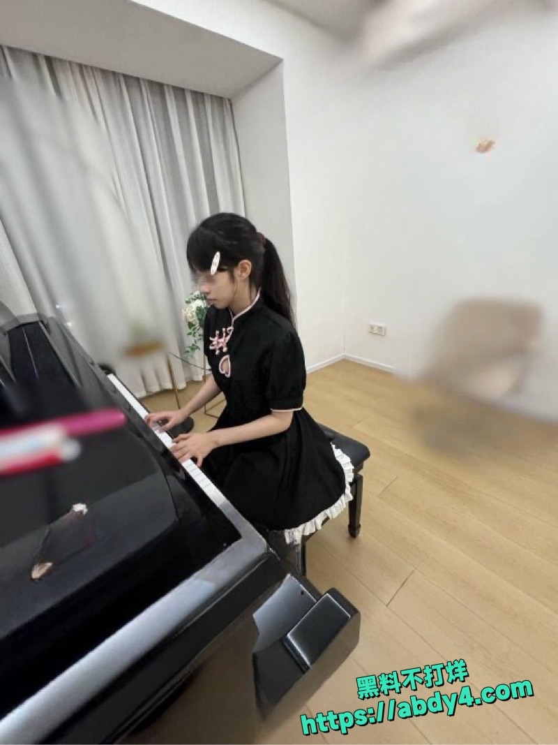 意淫妹妹钢琴凳上内射7