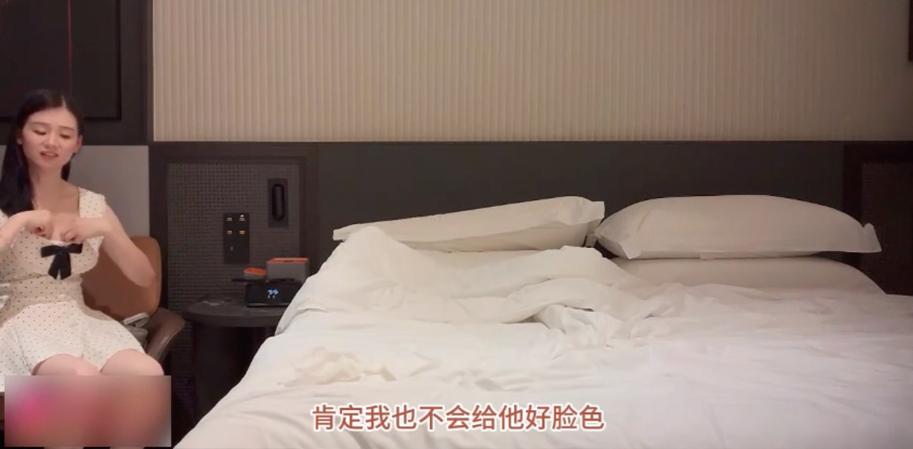 超强双飞！第一个超可爱的妹子和死鱼一样不会叫 而且下面一堆白带 操一半退钱换人了