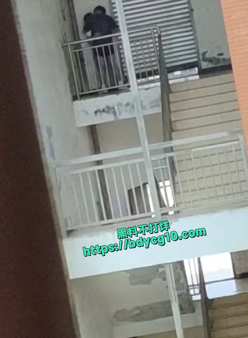 一对情侣上课期间翘课出来口交被偷拍4