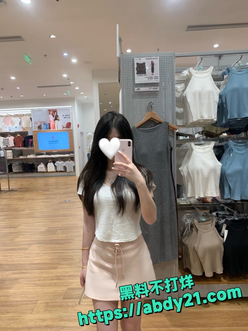 红裙黑丝女友跪着深喉 3