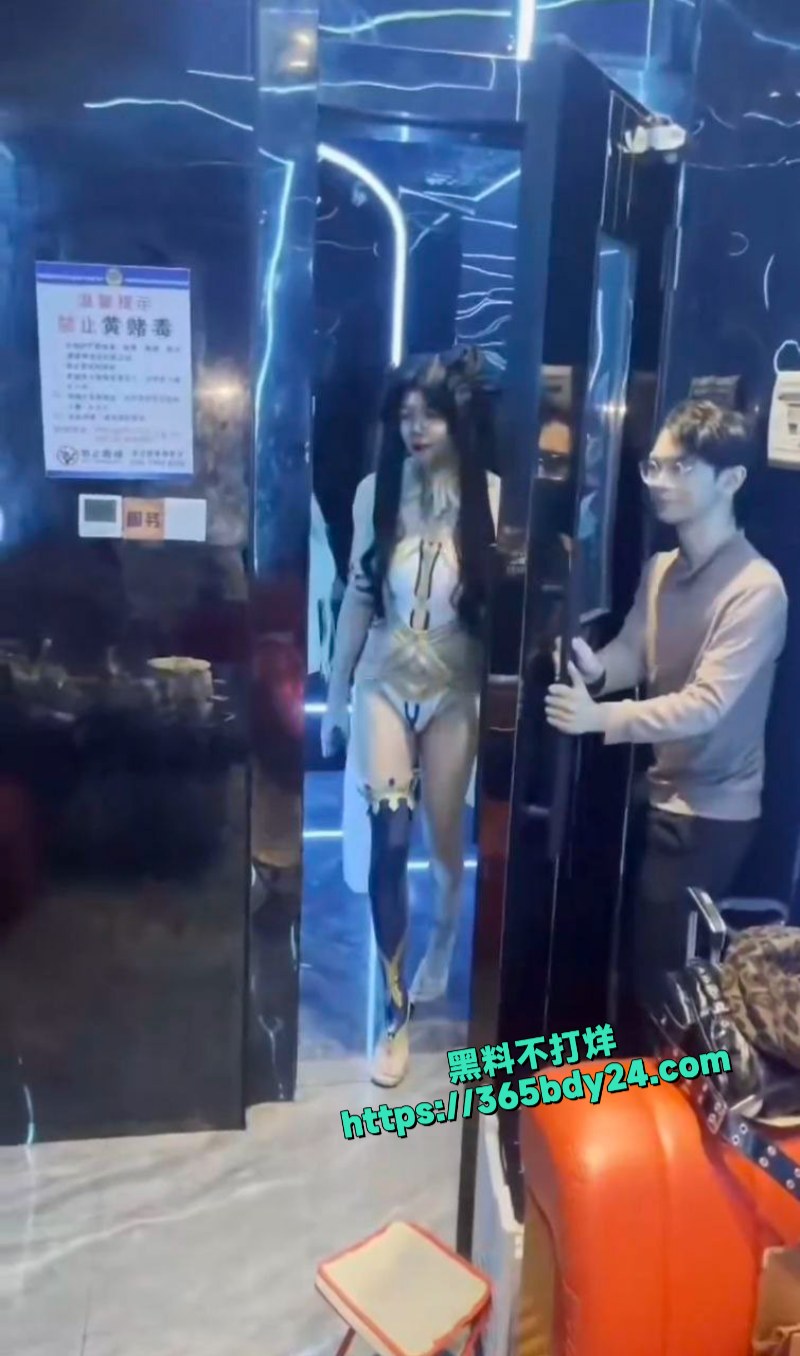 俩男娘炮酒吧cos陪酒小姐擦边视频流出 5