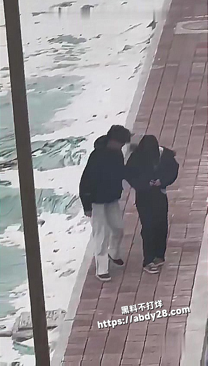 情侣吵架女生情绪失控5