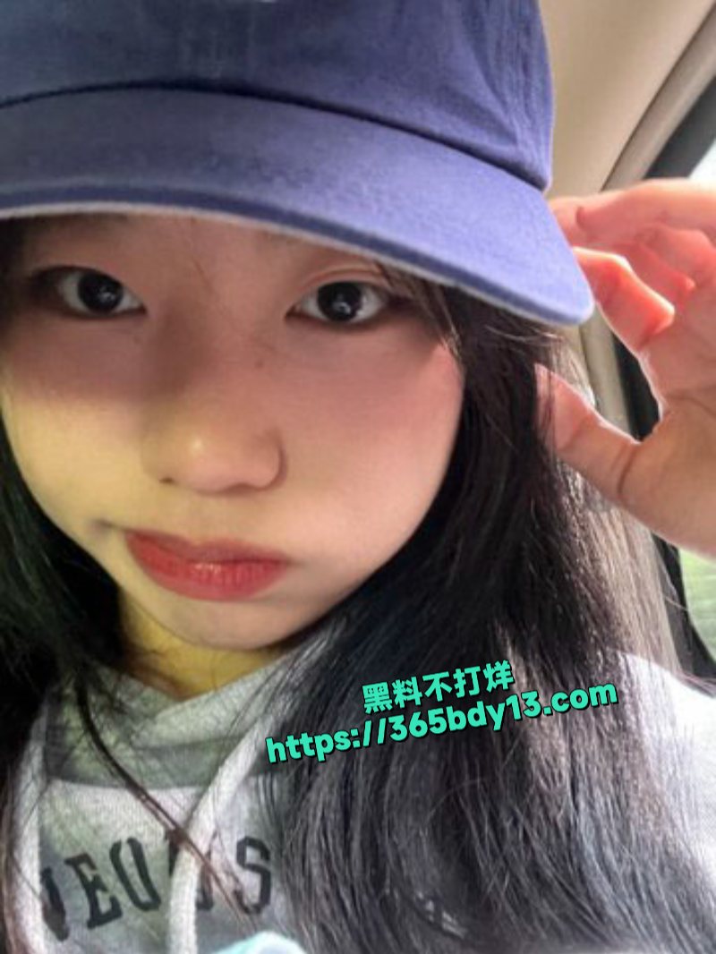反差眼镜妹momocats平时学霸背后却是只骚母狗给金主老头操6