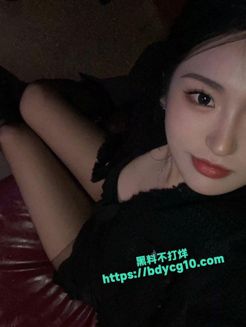 高颜值性感母狗自拍 金主胯下的母狗2