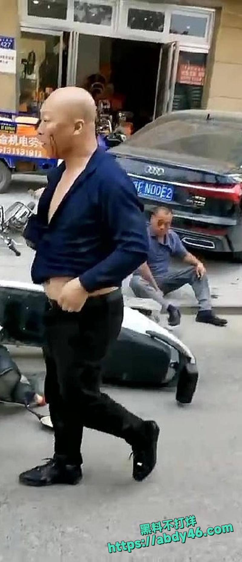 光头男路怒症街头打架01