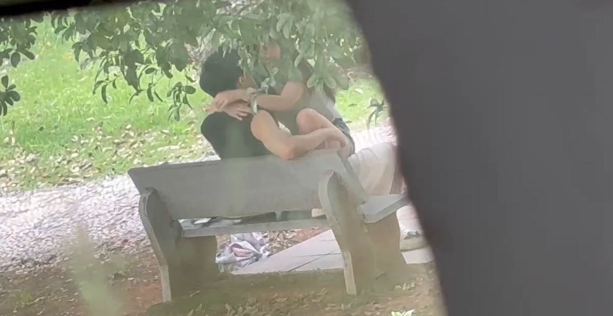 大学情侣光天化日校园长凳上做爱 女上位骑乘抱着男友脖子猛摇 阴毛不得掉一地啊