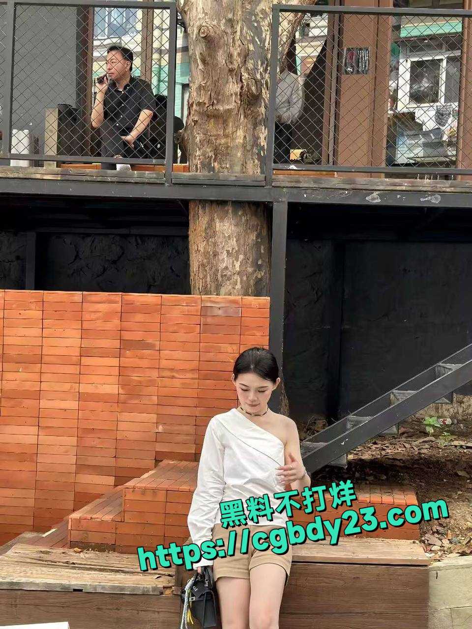 山东青岛吴雯在三亚给人当母狗4