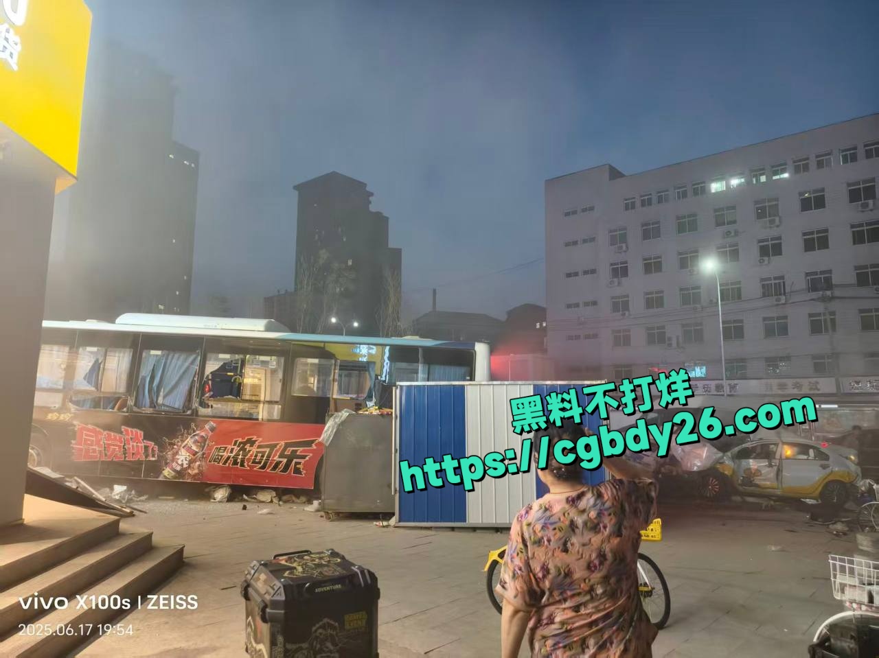 沈阳大学门口公交车撞人2死16伤3