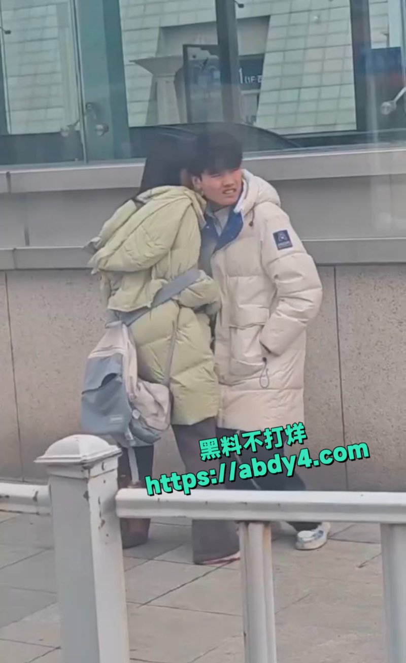 小情侣分别之际大庭广众开始抠起来4