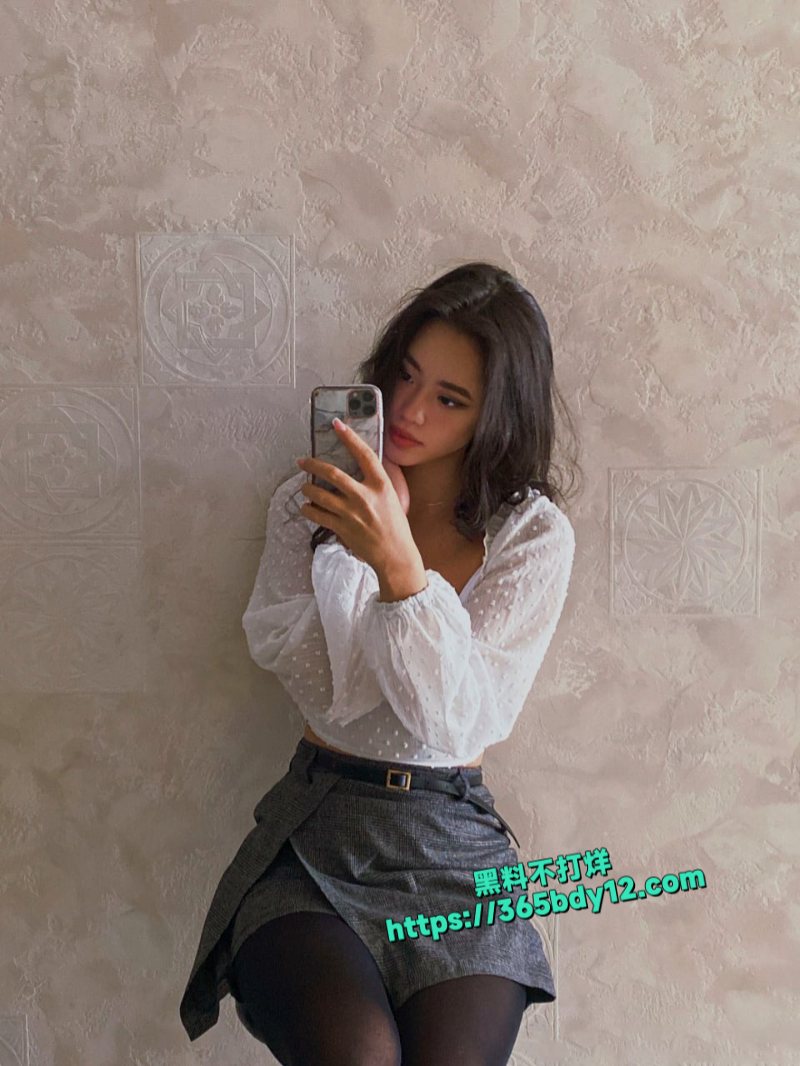 Onlyfans顶级身材Lichang罕见全裸自慰翻白眼1